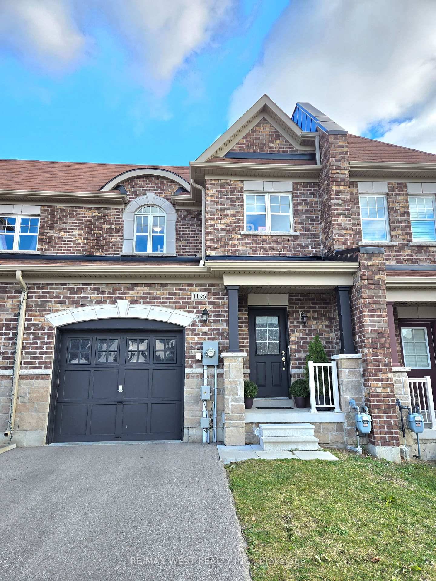 BEAUTIFUL 3 BED 3 BATH TOWNHOME ON A DEEP LOT !
