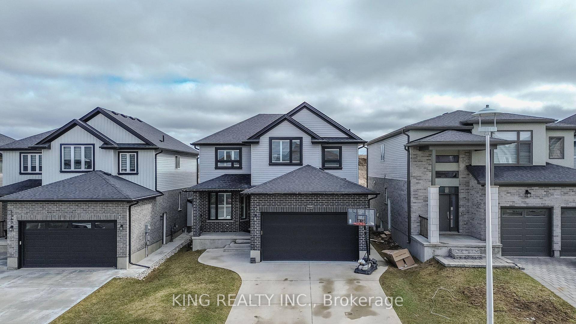 Beautiful detached property in the city that is surrounded by nature, ponds and river trails.