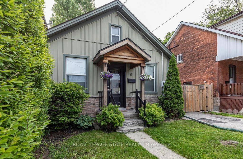 Delightful property nestled at the foot of the escarpment on a quiet street a dream for outdoor enthusiasts who love cycling, hiking, and walking trails.