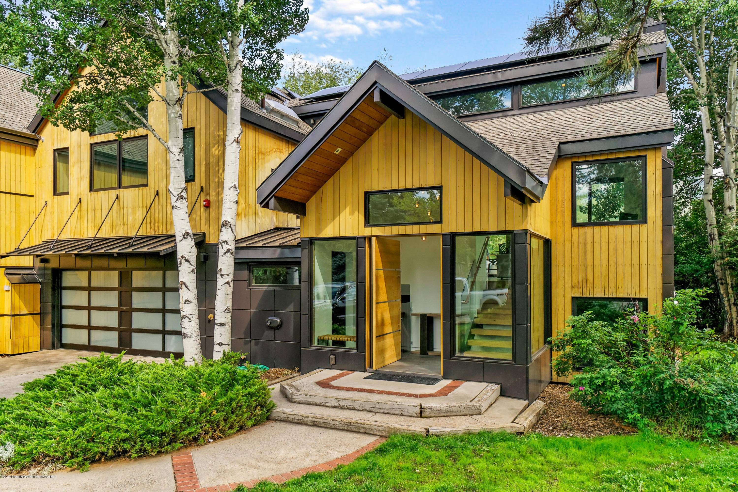 ndulge in the beauty of this modern 4 bedroom, 4 full bathroom half duplex located in the sought after Snowbunny neighborhood.
