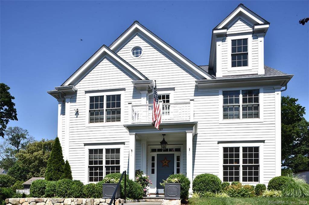 Sophisticated townhome just blocks from the village, train park !