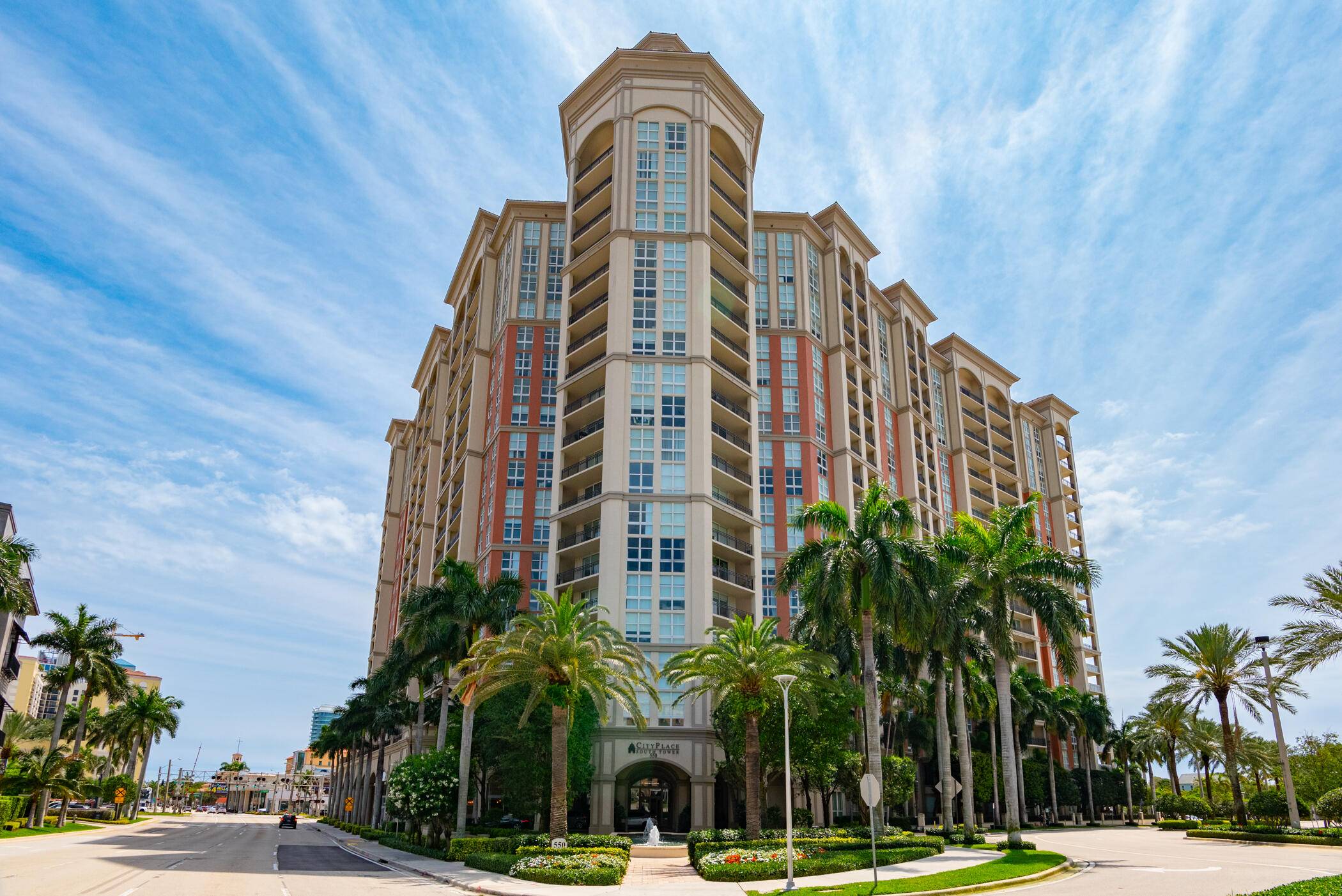 EXCEPTIONAL OFF SEASON SHORT TERM RENTAL AVAILABLE NOW !