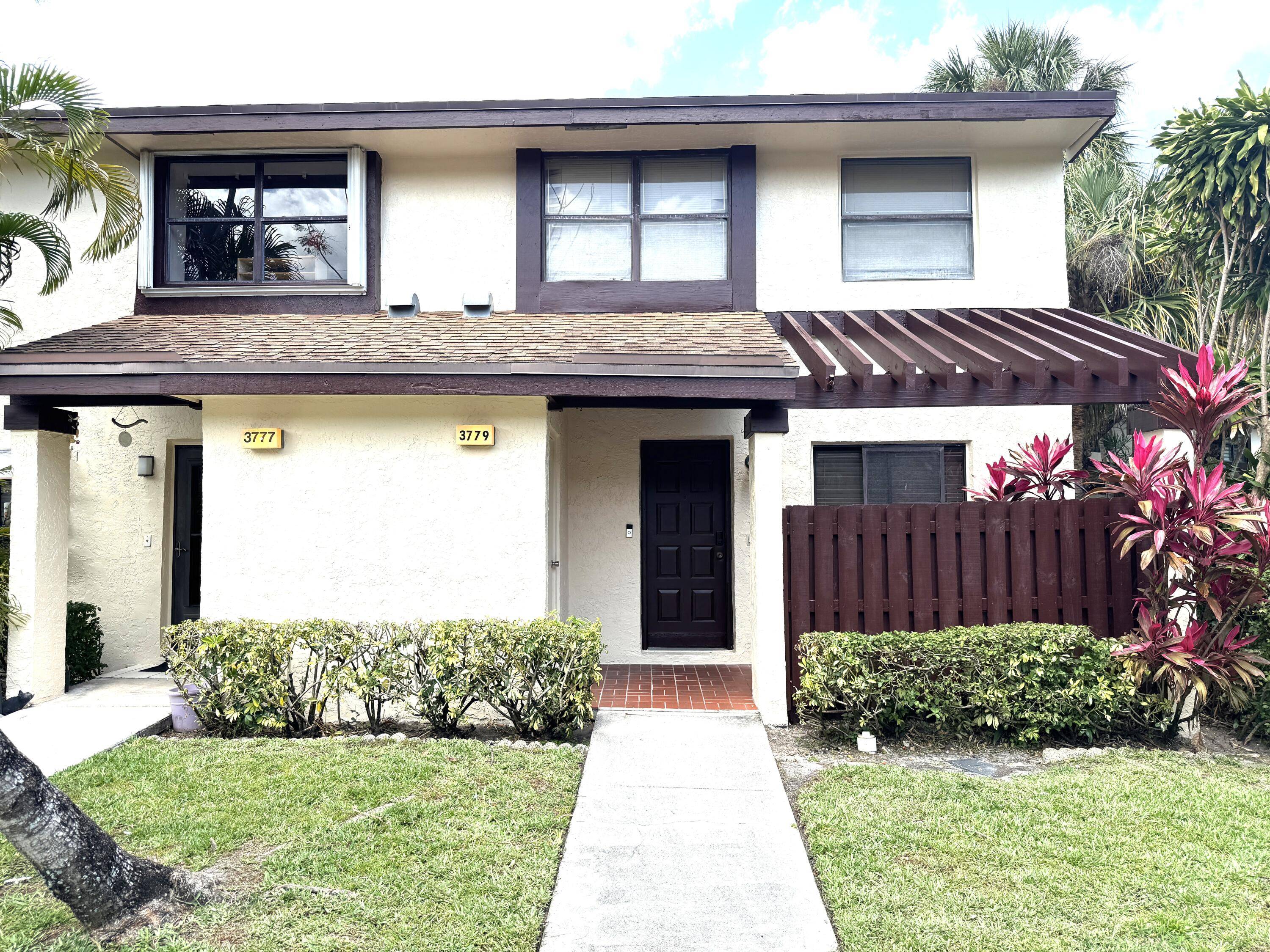 Welcome home to a delightful townhome in Tartan Coconut Creek AKA Golden Raintree VI of the wonderful Township development.