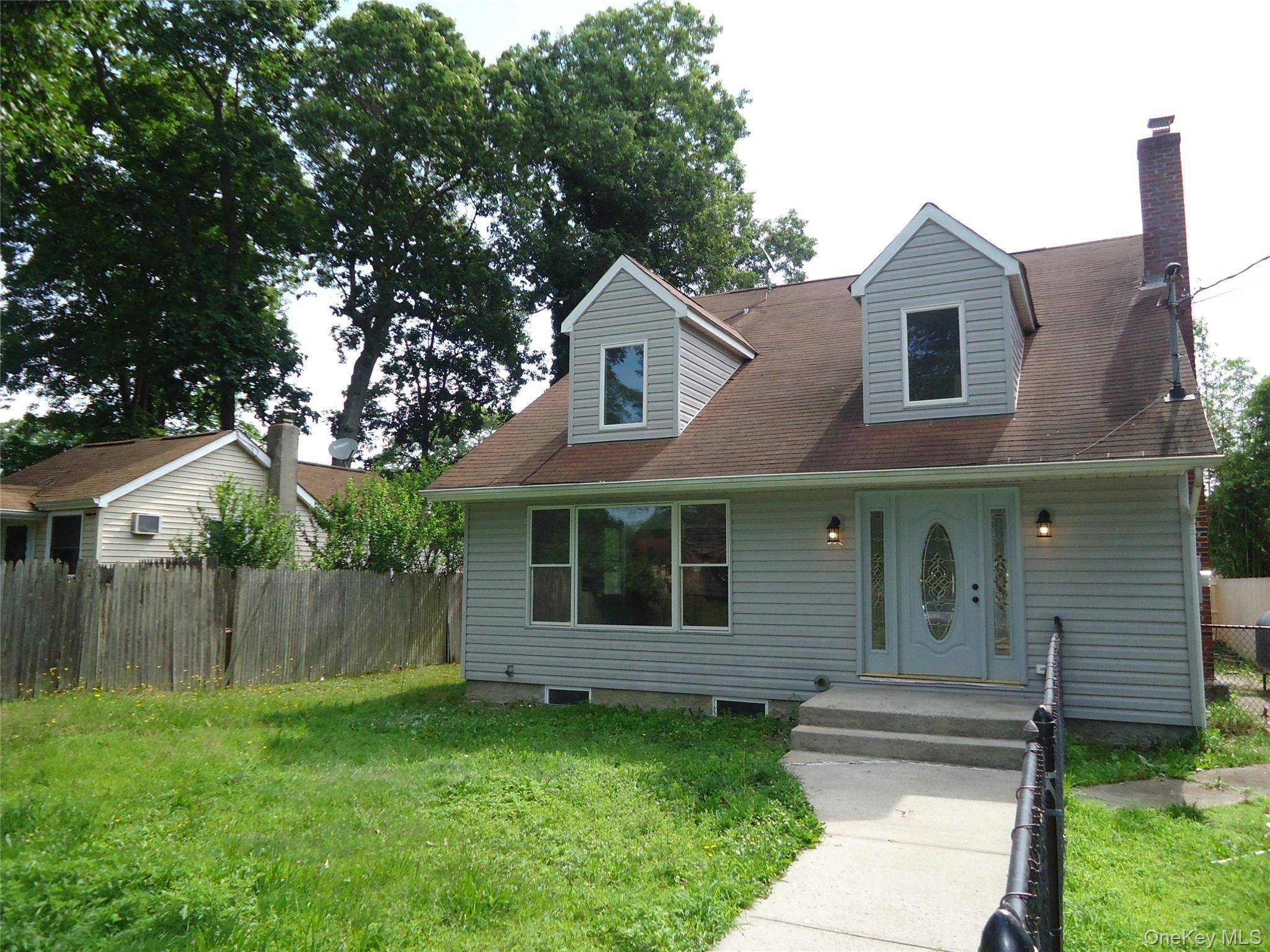 Welcome to 193 Laurelton drive, home has been freshly painted with new flooring two new full tile bathrooms high Vaulted ceiling with two sky lights to let the sun shine ...