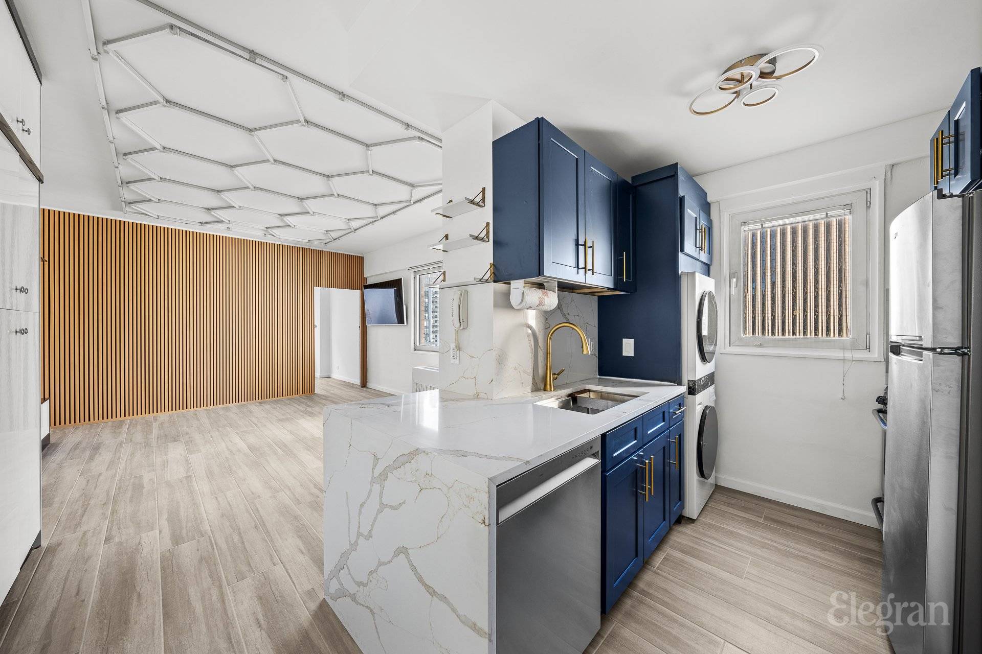 Welcome to 58 West 58th Street, Apt 26F, a stunning high floor 2 bedroom, 1 bathroom condo with Central Park and city skyline views.