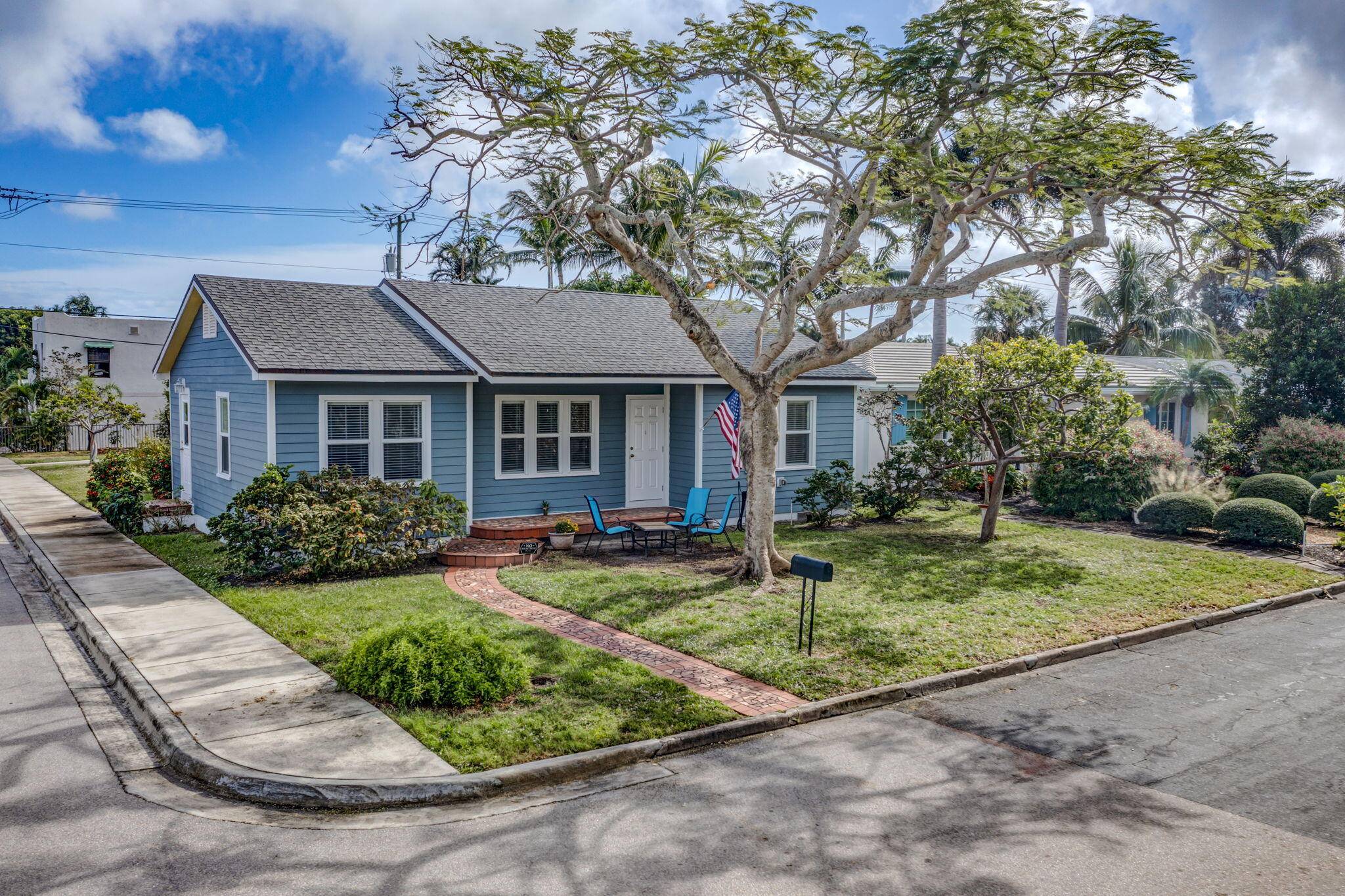Located in the highly sought after Parrot Cove neighborhood, this 3 bedroom 1.