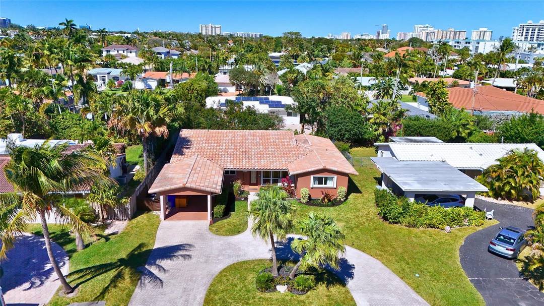 3 3 LAUDERDALE BY THE SEA Mint Home on a Great Street Floor Plan Flows Perfectly 2 Large Master Bedrooms Open Kitchen Vaulted Ceilings with Sky Lights Large Laundry Room ...
