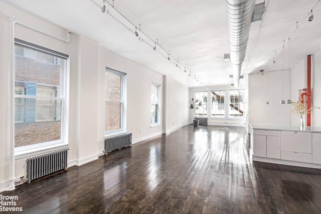 Classic loft in the heart of the Flatiron Union Square loft district !