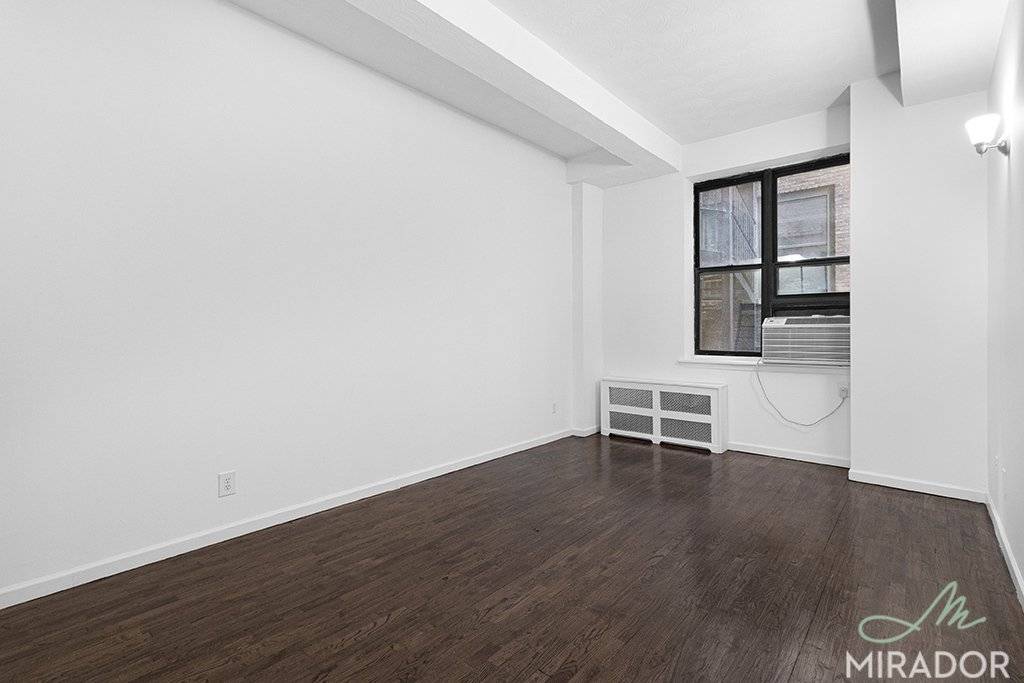 Lofty Chelsea studio apartment just a couple of blocks from Union Square and right by the L, F amp ; M train.