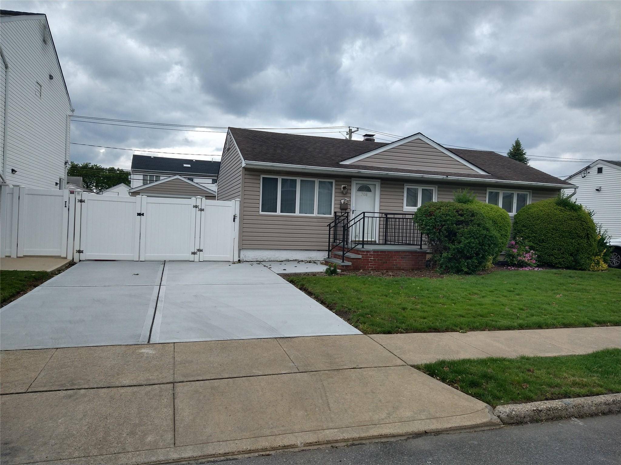 This spacious and expanded ranch situated on a 60x100 lot.