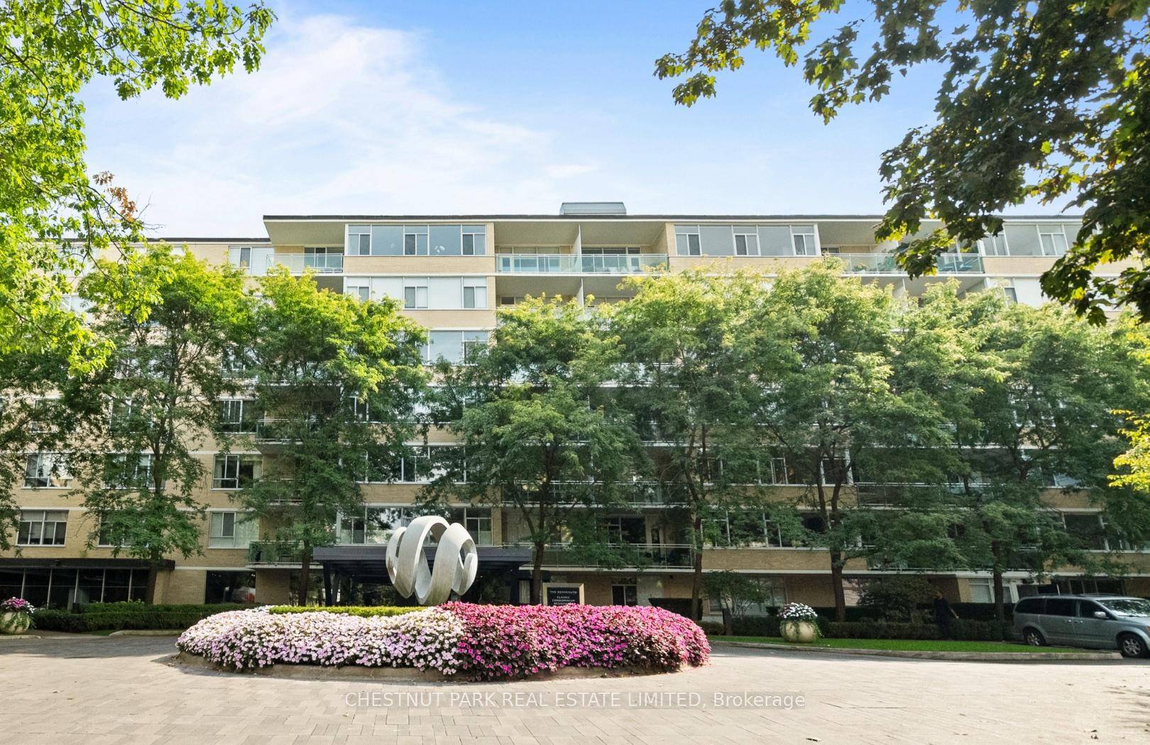 Welcome to suite 720 at The Benvenuto, an iconic landmark residence perched up high in the coveted South Hill neighbourhood.