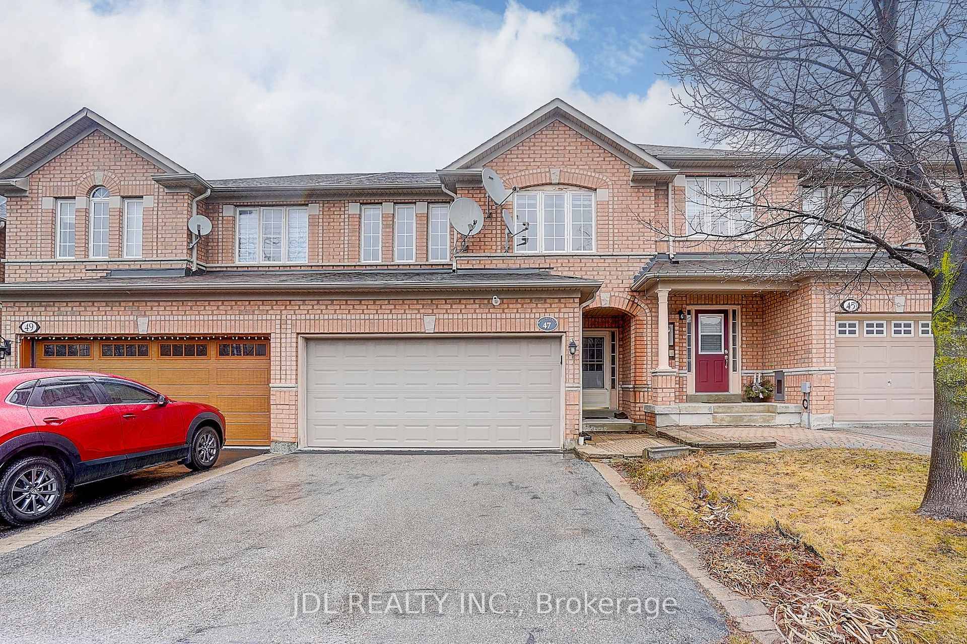 Welcome to Beautiful 3 Bed, 4 Bath, 2 Car Garage, Two Storey townhome In One Of The Most Sought After Areas Of Aurora, Large Open Concept Layout, Brandnew Engineer wood ...
