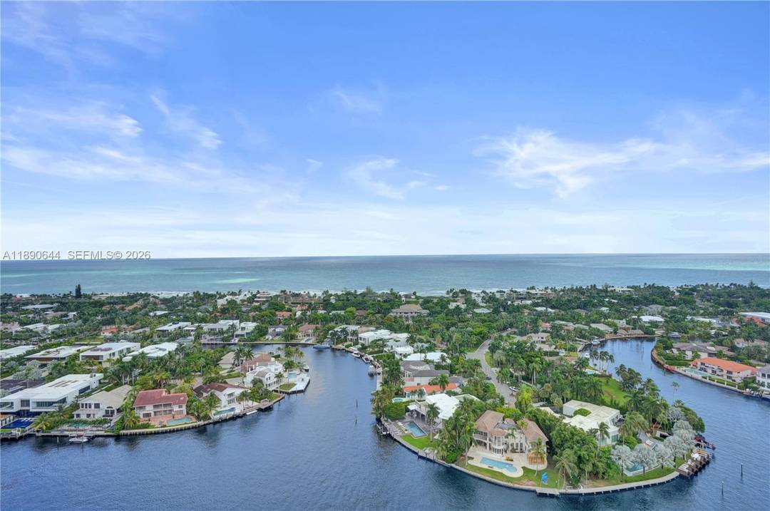 Perched on the 26th floor of Terraces at Turnberry, one of Aventura s premier waterfront addresses, this 1, 936 square foot corner 06 residence commands sweeping ocean views over protected ...