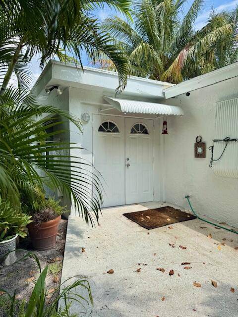 Conveniently located 2 bed 1 bath cottage in non HOA community, close to schools, turnpike and equestrian area.