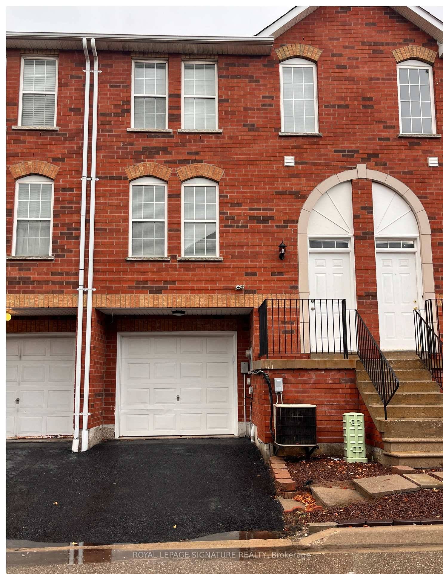 Welcome to this beautiful three storey condo townhouse located in the highly sought after Meadowvale community.