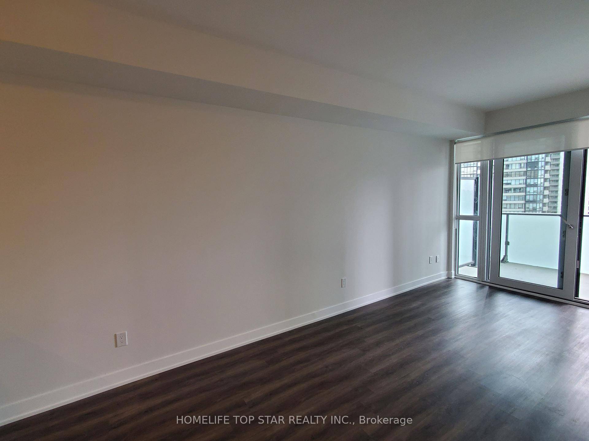 Brand new Never lived in 1 Bedroom Den open concept living in prime Square One Location.