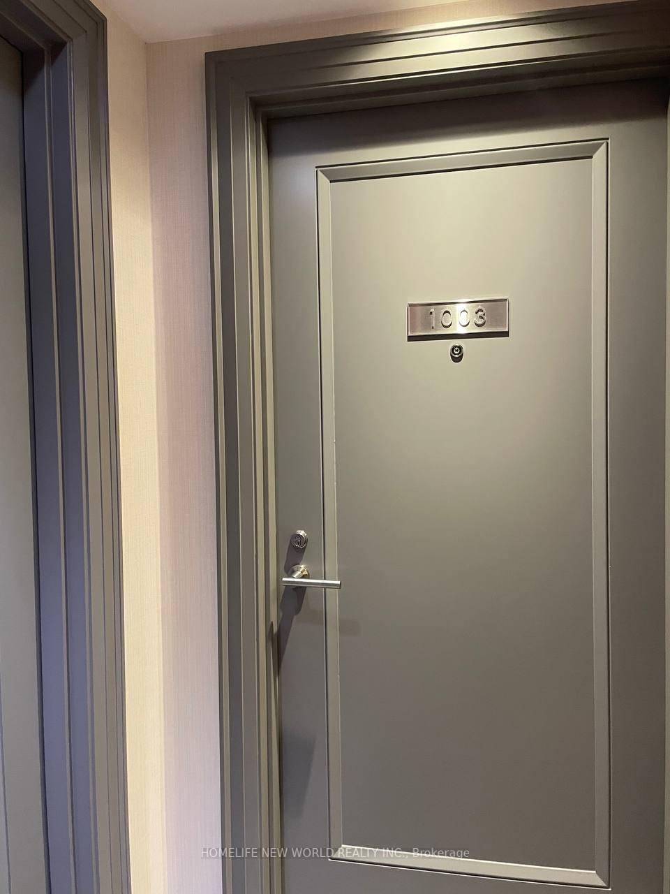 Prime downtown Toronto location Yorkville residence !