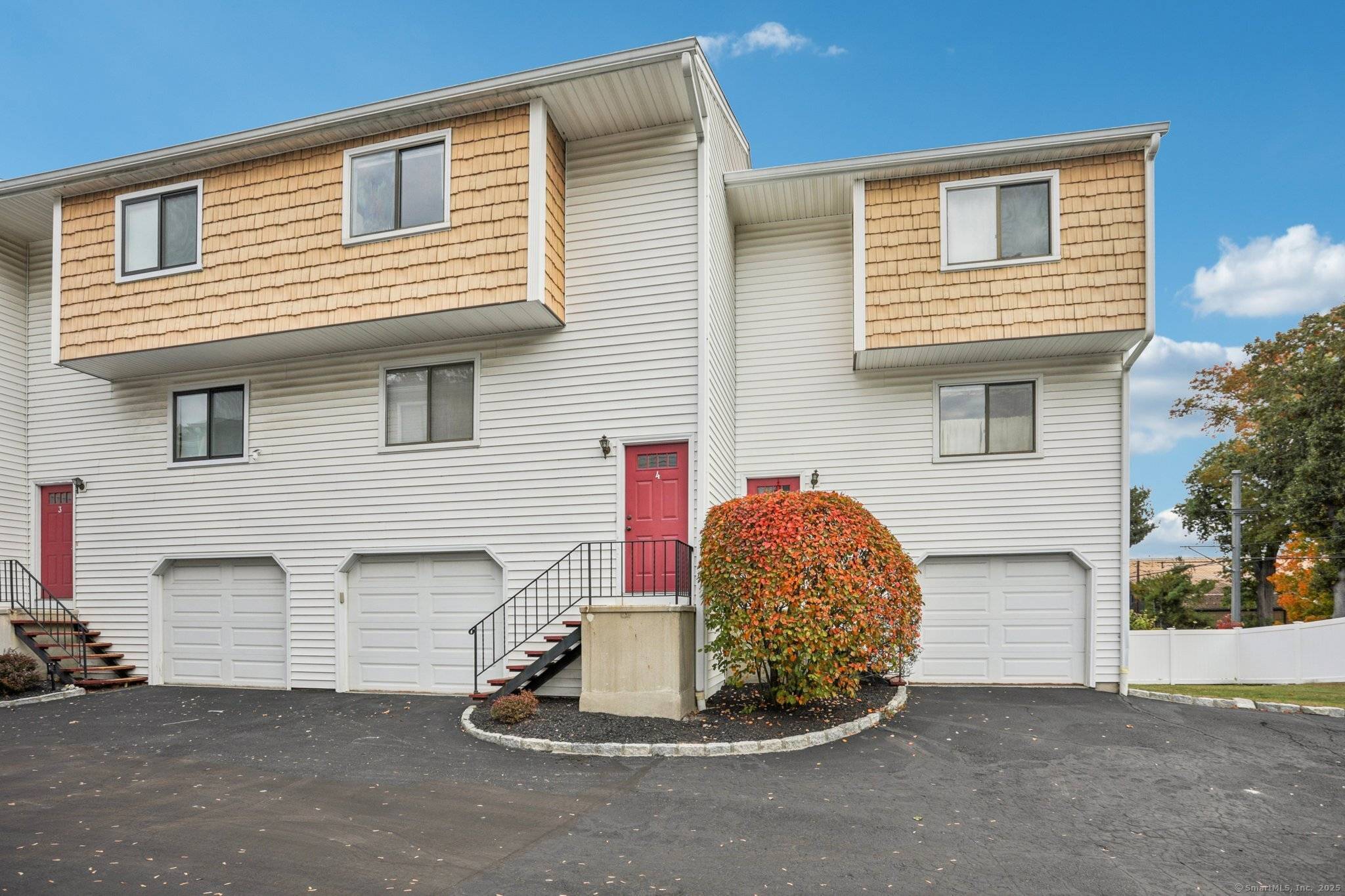 Spacious townhouse style condo in the convenient Springdale neighborhood !