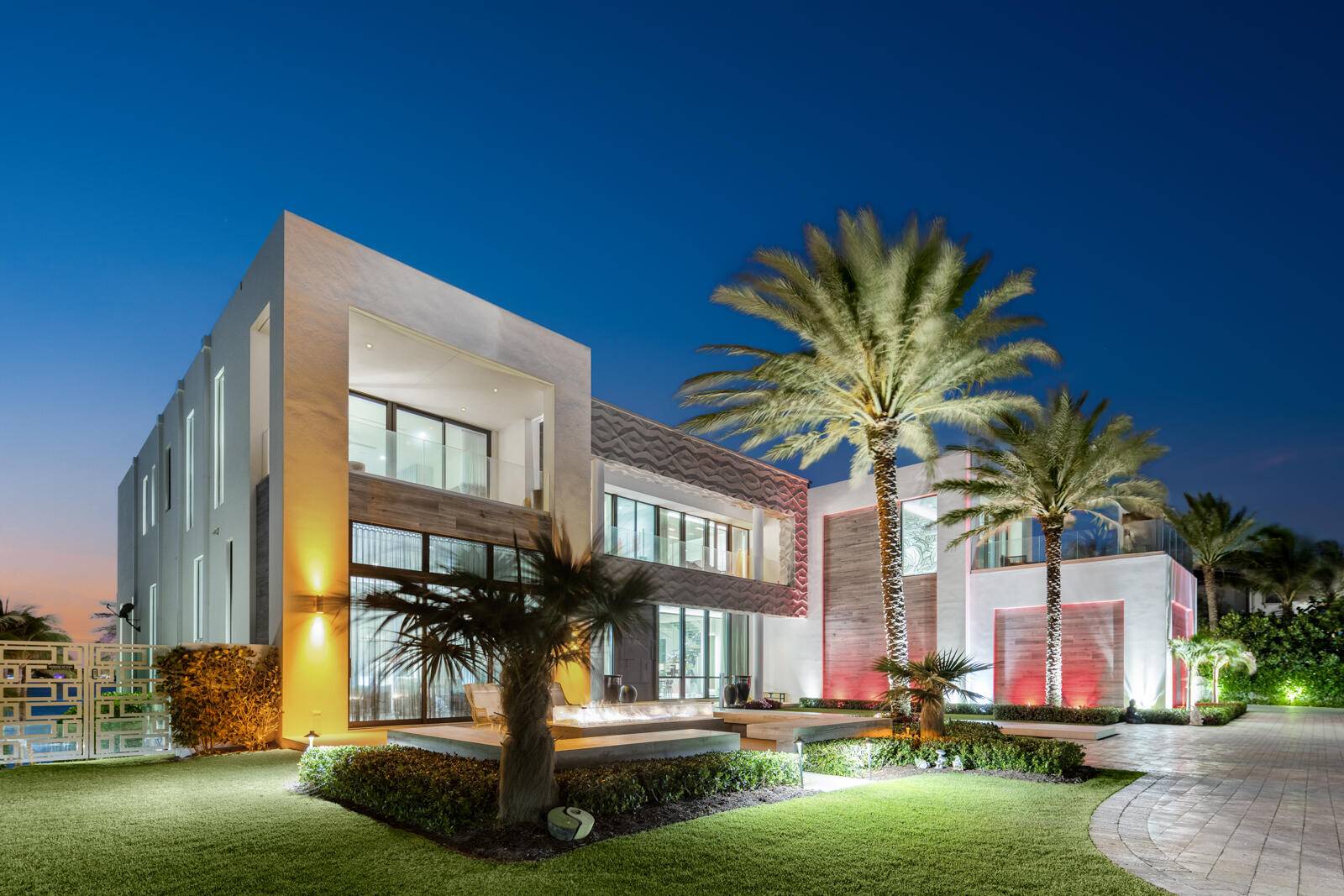 1940 South Ocean Blvd, Manalapan, FL 33462 An Estate That Captures The Grandeur And Sophistication Of The World's Finest Luxury Hotel.