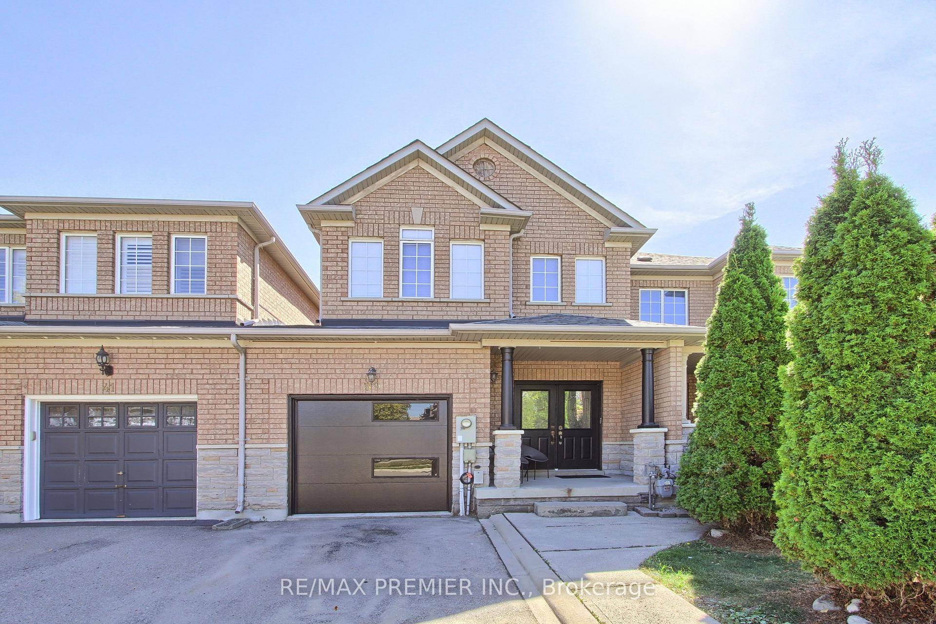 FREEHOLD TOWNHOUSE ! Welcome to this beautiful 3 Bedroom, 2.