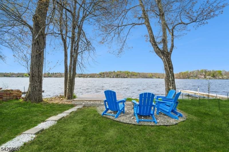 Lakefront living at its finest !