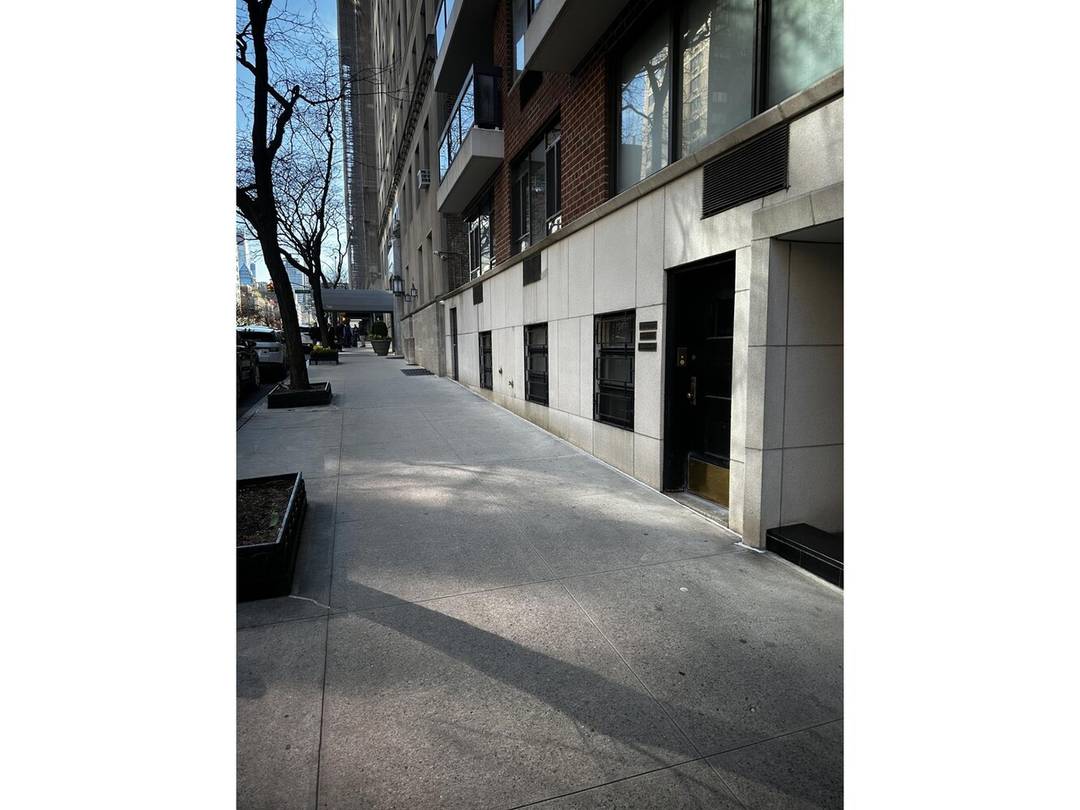 750 Park Avenue Unit 1C, New York, NY 10021 590, 000 3 Consulting Rooms 2.