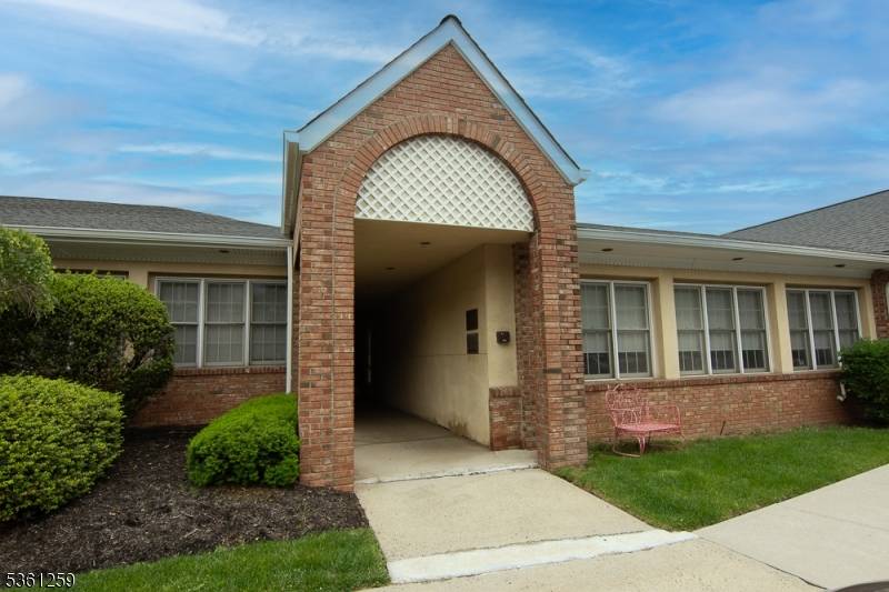 Turnkey medical professional condo in desirable Crosspointe complex.