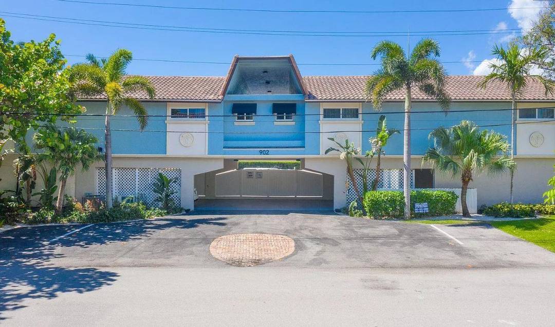 This well maintained unit at 902 Palm Ave, Unit 4 in Boca Raton offers a great combination of comfort and convenience.