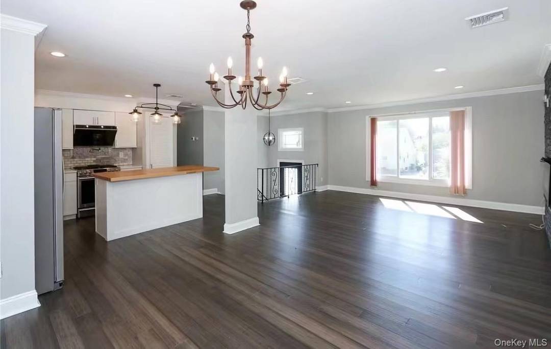 Newly renovated 2 bedroom, 2 bathroom rental located in Dix Hills, close to shopping, highways, and Deer Park train station.