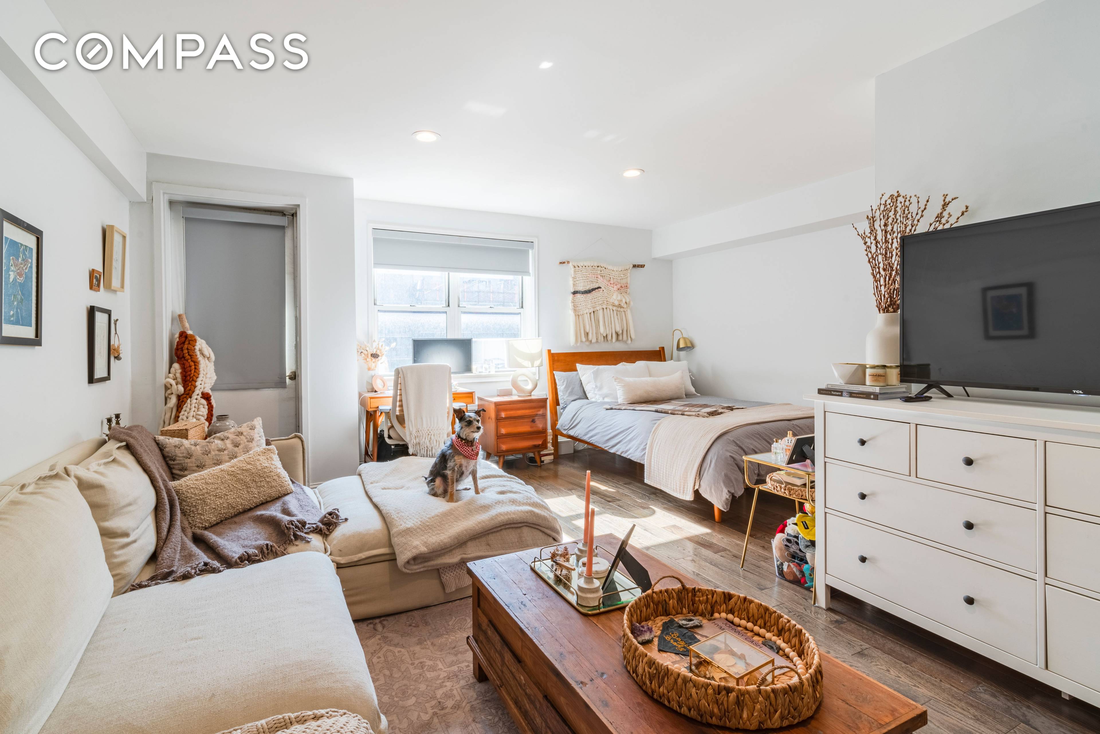 South Facing Alcove Studio with Juliet Balcony West 23rd Street, Chelsea Bathed in southern light, this thoughtfully designed alcove studio offers the perfect blend of comfort and functionality.