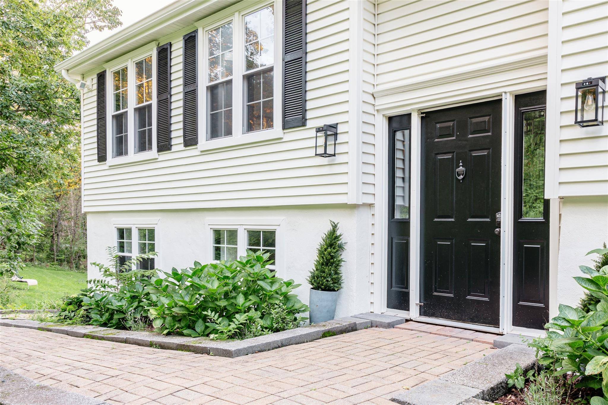 True happiness awaits ! Privacy and relaxation are the benchmarks of this Putnam Valley escape.