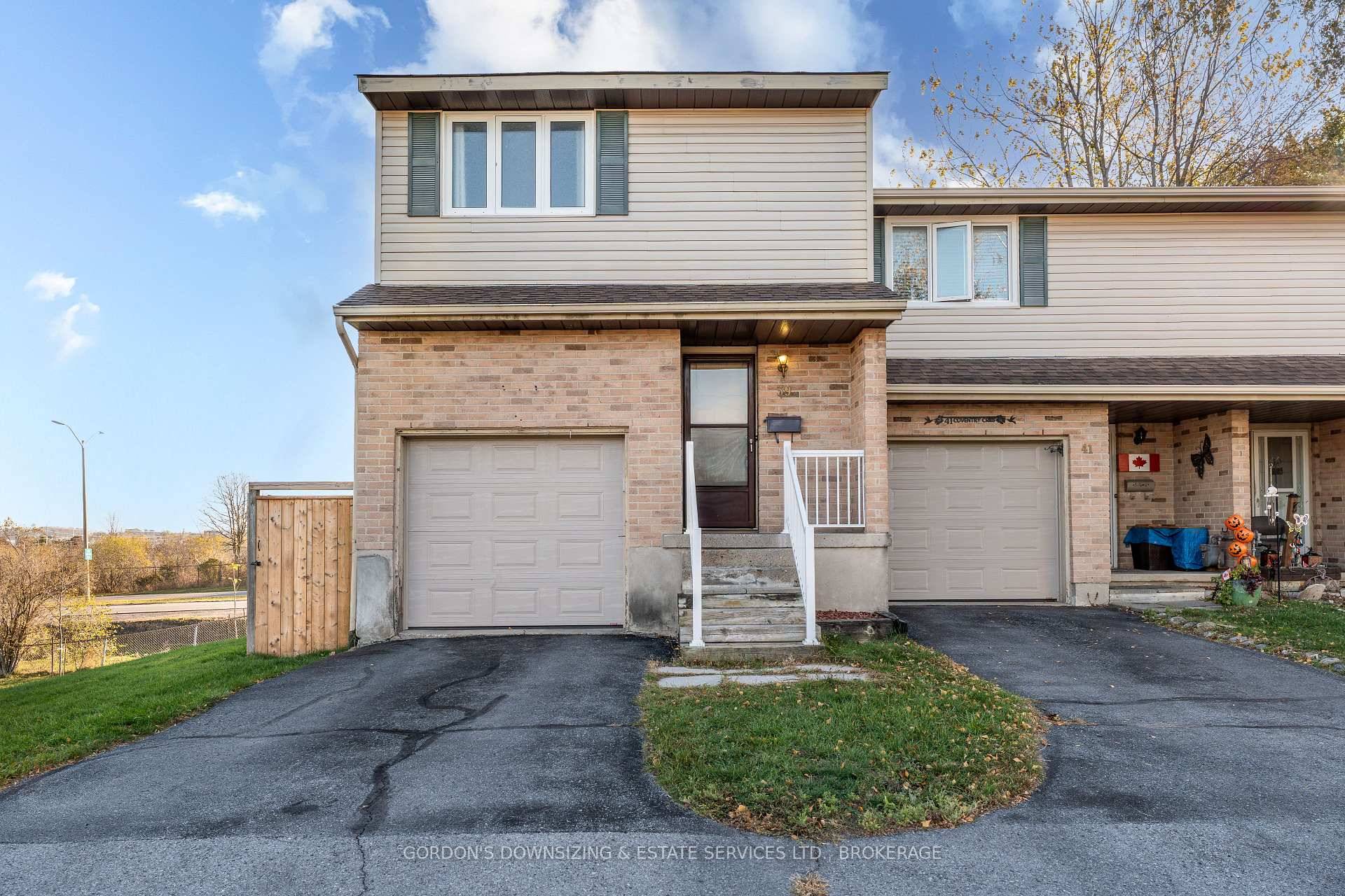 Fantastic End Unit Townhouse in a prime Kingston location !