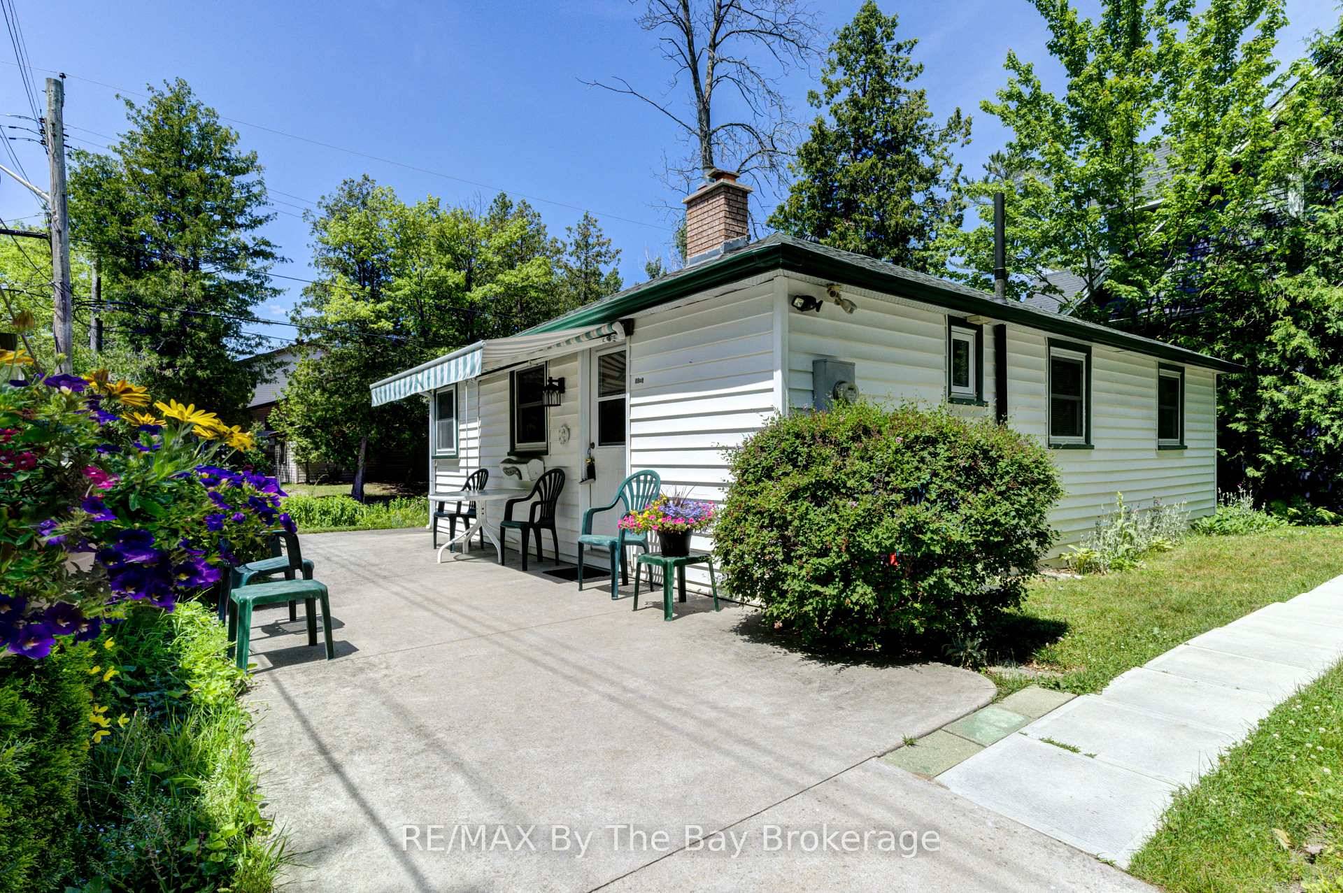 If you're looking for one level living right close to the Beach, here's your new home !