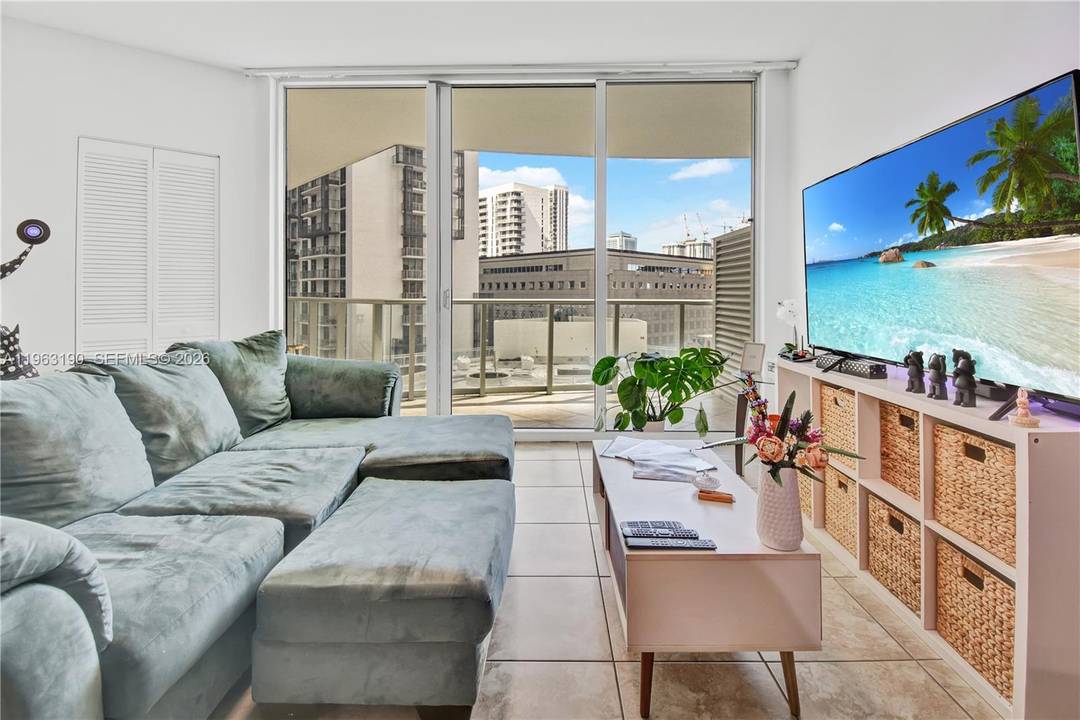 Beautiful 1 bedroom, 1. 5 bath residence at Met 1, located at 300 S Biscayne Blvd in the heart of Downtown Miami.