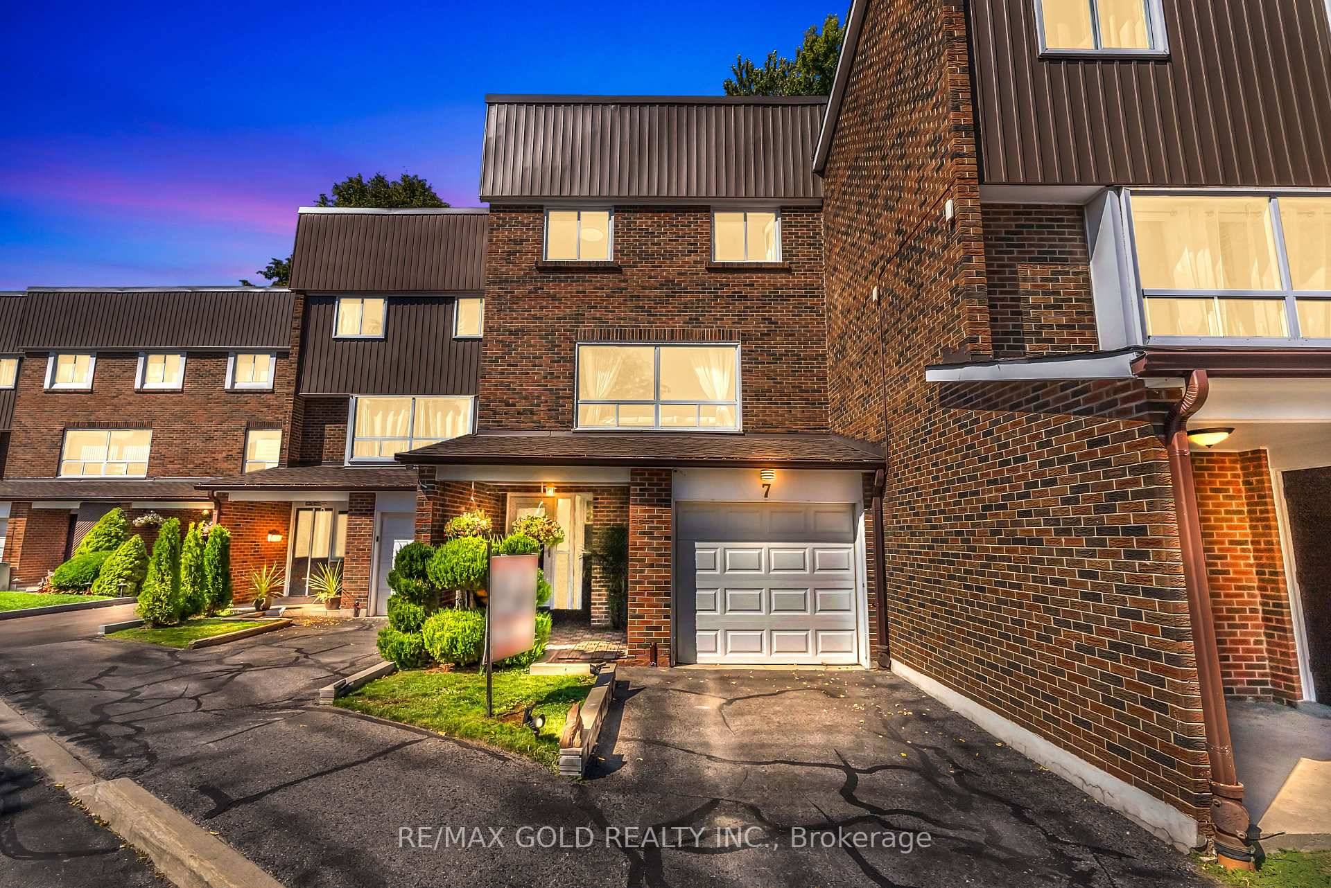 Beautifully Townhouse in Prime Mississauga Location Move in ready 3 bedroom townhouse located in a quiet, well maintained complex with ample visitor parking.