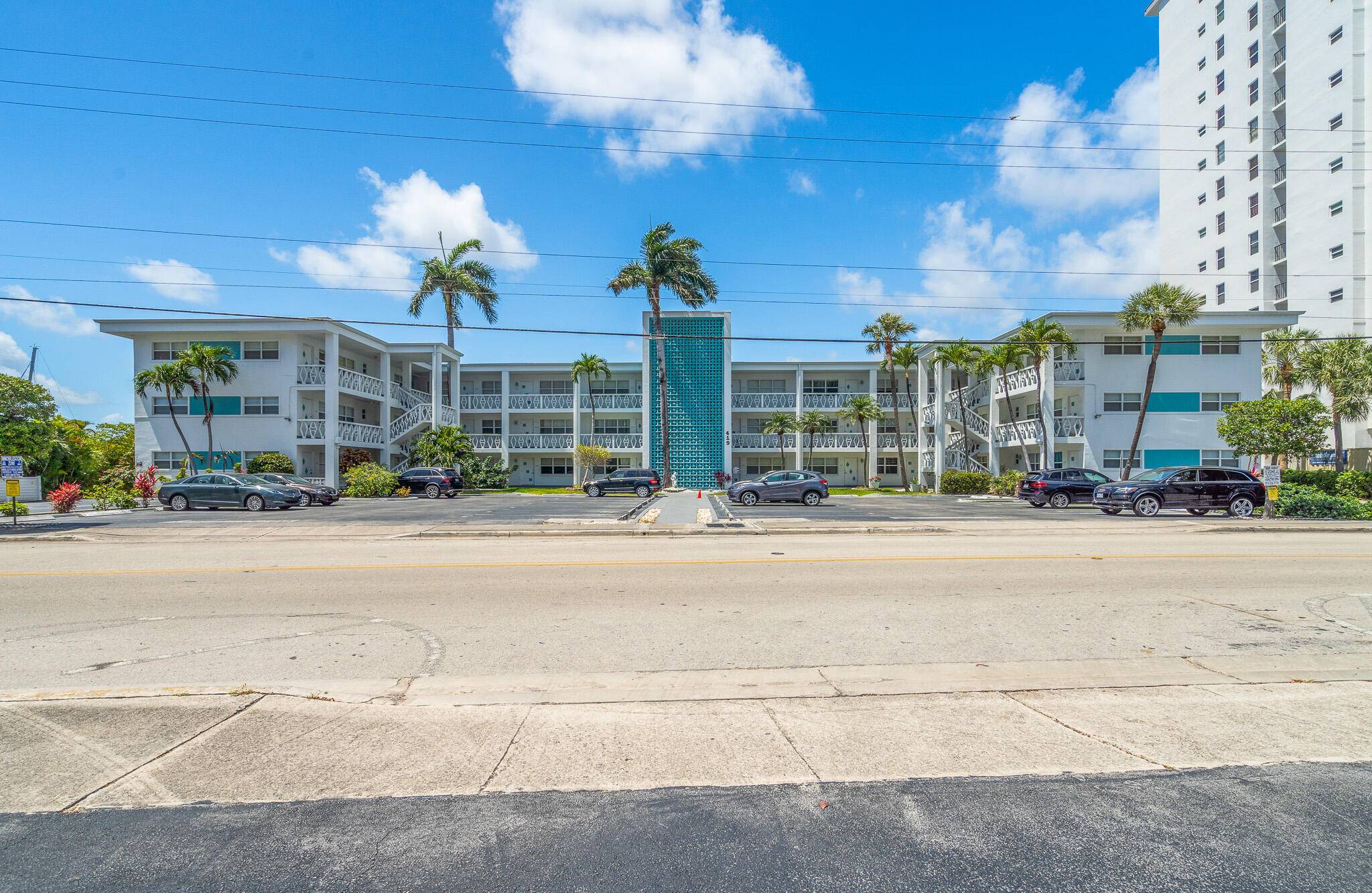 Beautiful 1 Bedroom Condo in the Heart of Hallandale Beach !