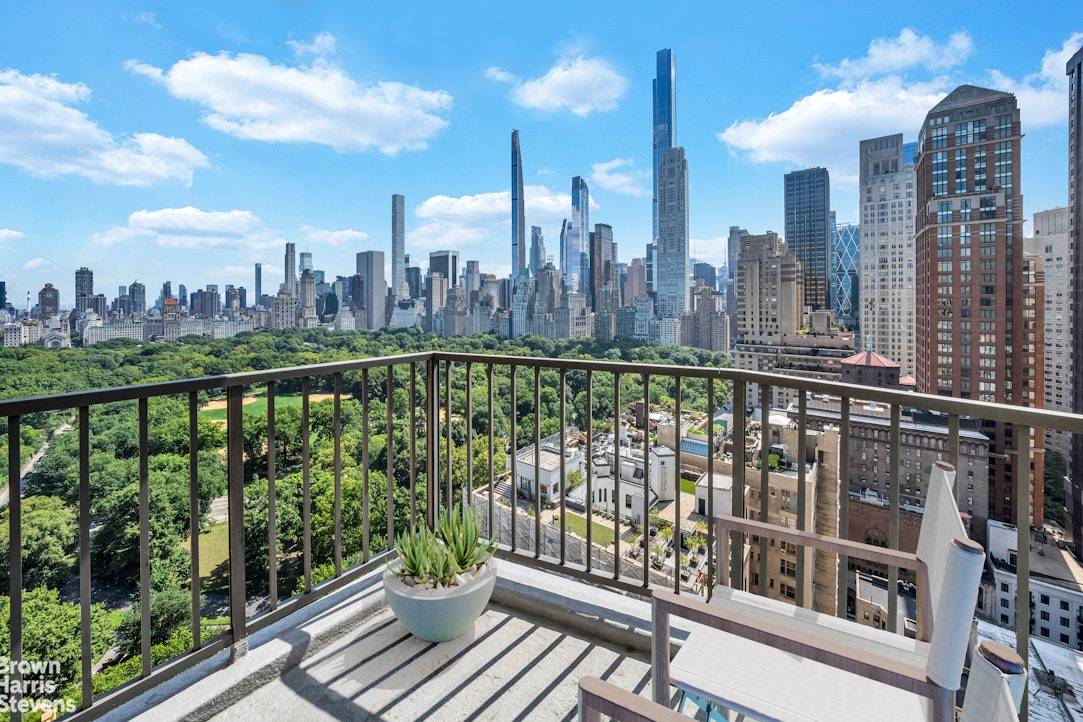 Welcome to apartment 25K at 10 West 66th Street, located in one of the most highly sought after locations on Upper West Side.