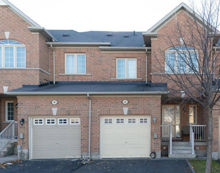 Charming Townhouse with Versatile Living Spaces in a Prime Location !