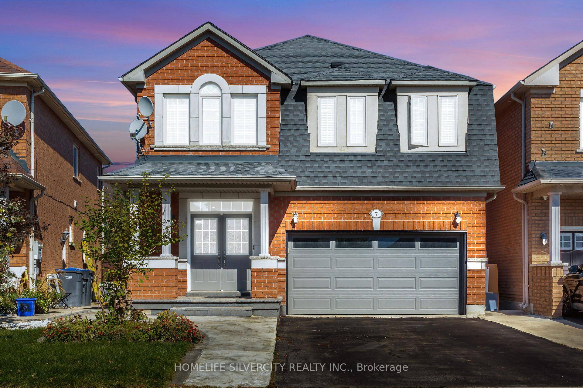 Stunning 2000 sqft home in Brampton's Springdale neighborhood.