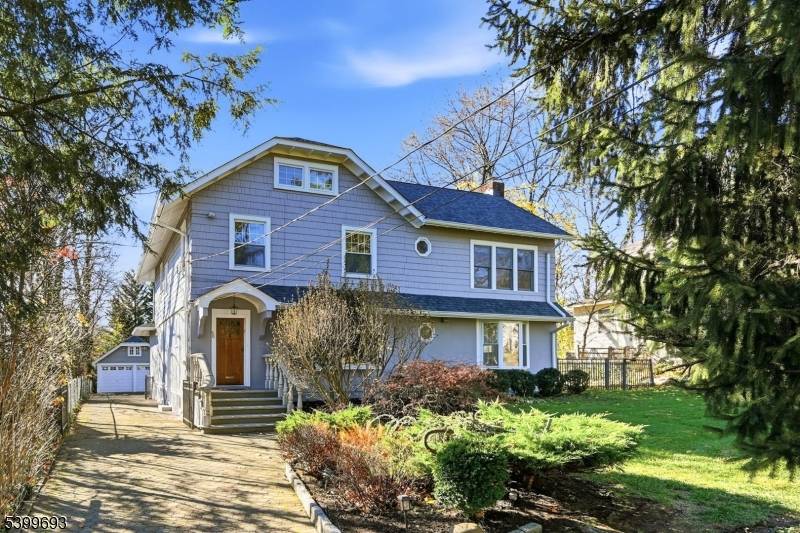 Minutes' WALK to Millburn downtown, train station, library, South mountain reservation, and more !