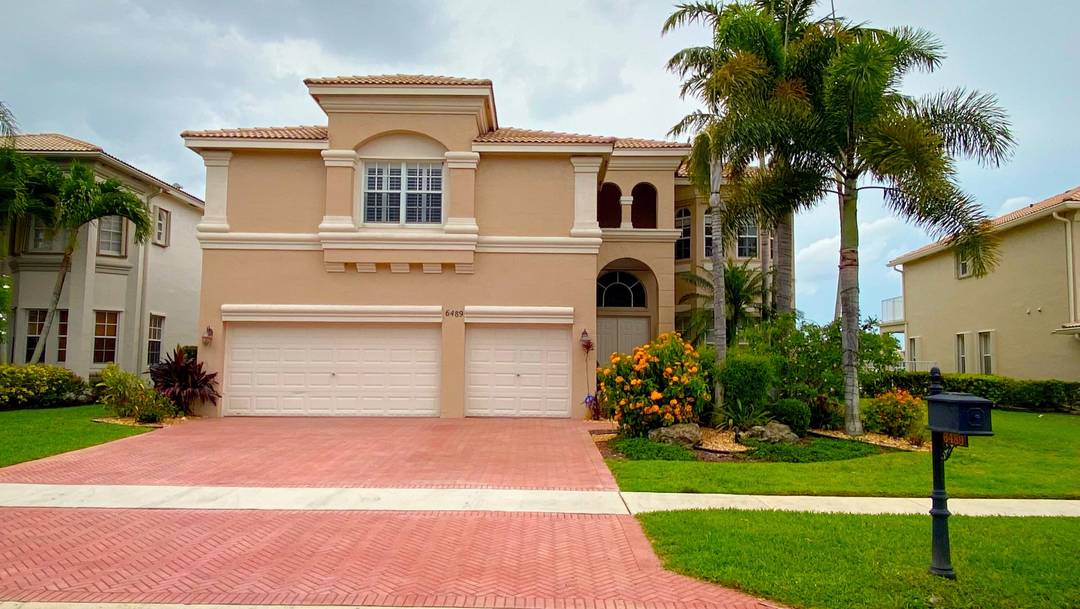 This incredible lake front pool home, with 4 large sized bedrooms each with huge walk in closets, 4 full bathrooms, a den and a game room that can easily be ...