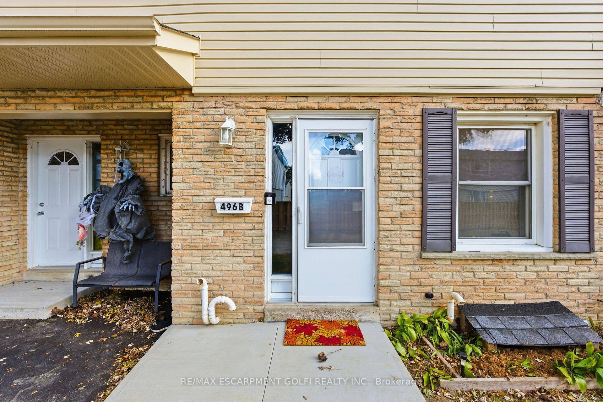 Welcome to 496B Grey Street, a rare 4 bedroom condo townhouse in Brantford's sought after Echo Place neighbourhood !