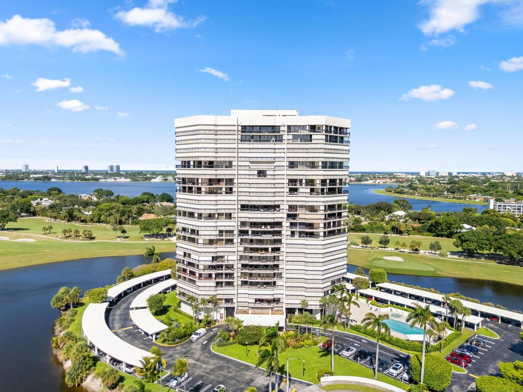 Fully Furnished designer 20th floor condo with views of Lake Magnolia and the ocean.