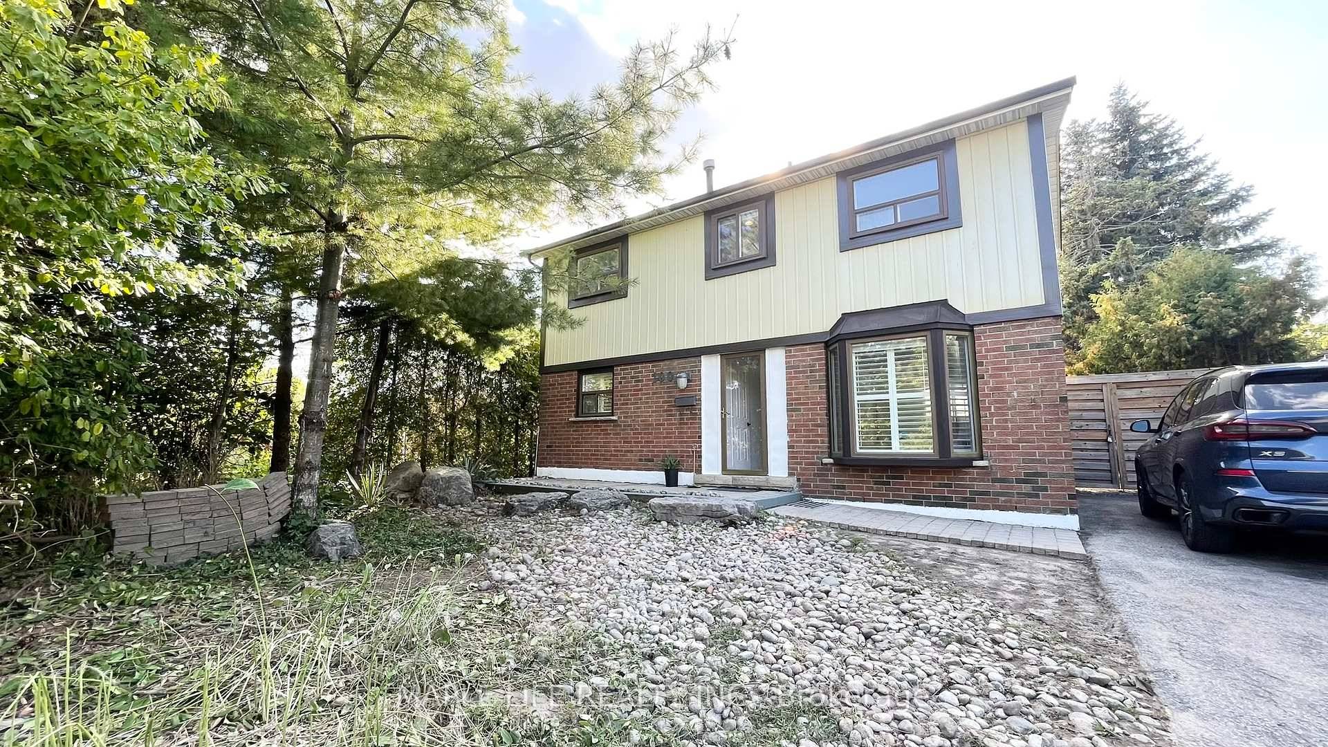 A well maintained Detached 3 bedroom home, located at one of Scarborough's most well connected communities.