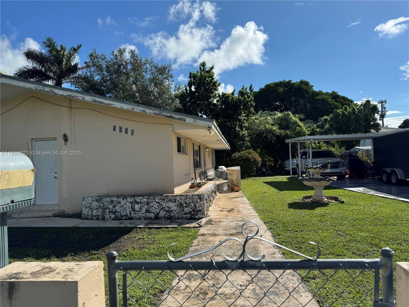 This well maintained 3 bedroom, 2 bathroom home has all the right features !