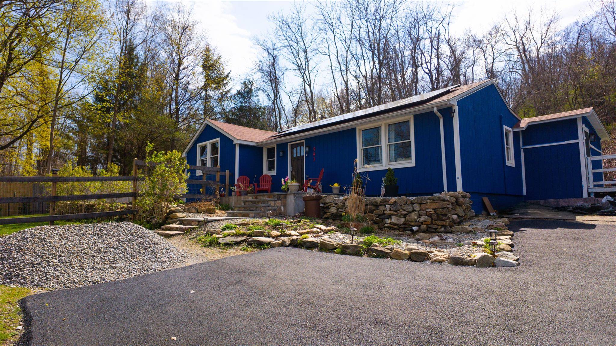 Discover a remarkable, unique country retreat featuring 2 bedrooms and 2 full bathrooms.