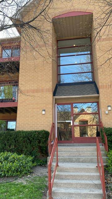 The second bdr available for rent for one person in 2 bdr 1 wshr apt, owner occupies the master bdr owner is leaving in October for 6 months and her ...