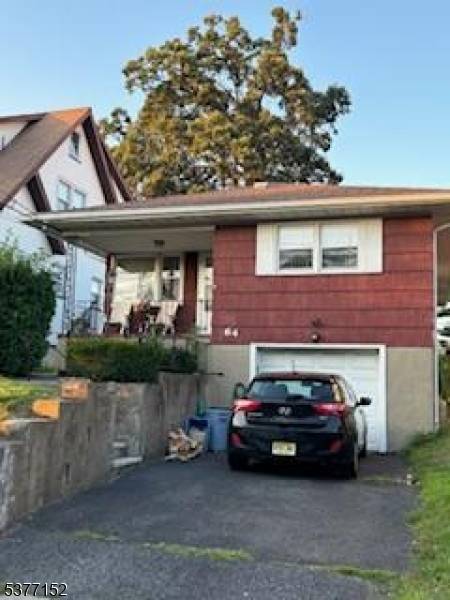 BEAUTIFUL RANCH HOME. MODERN AND UPDATED KITCHEN.