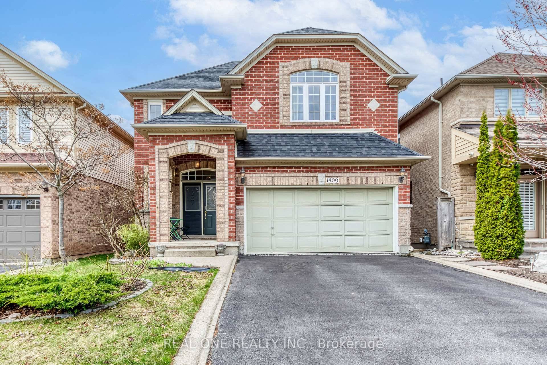 Well Maintained detached house in Oakville's desirable Westoak Trails Community.
