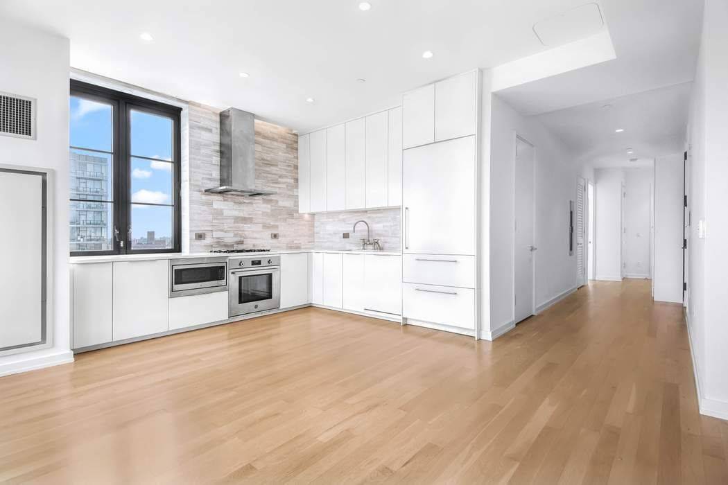 No matter the weather, this high floor 2bd 2 baths apartment is constantly flooded with light thanks to its triple exposure North, East and South.
